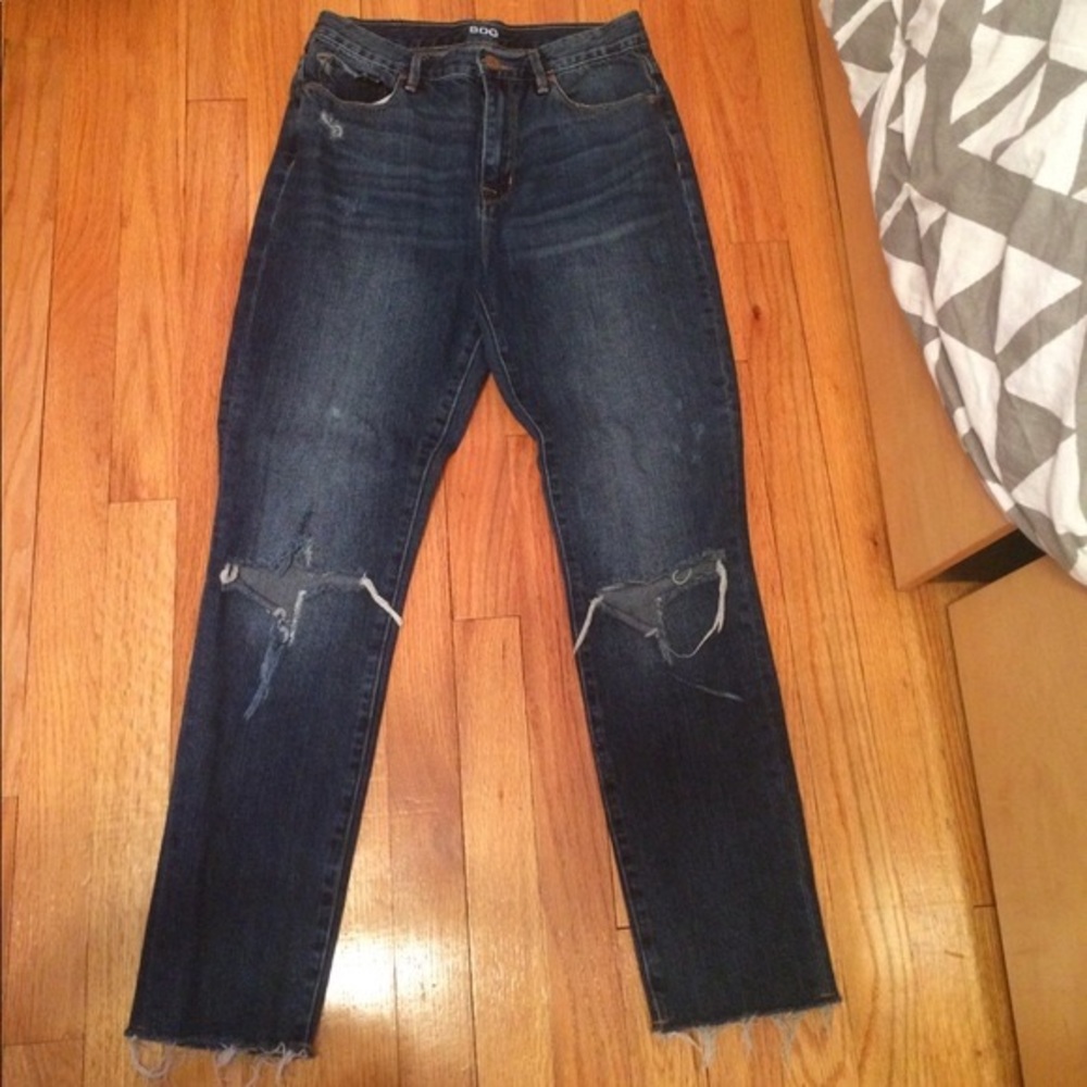 Dark Wash Ripped Blue Jeans !